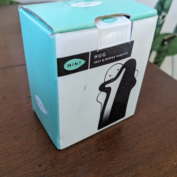 Hug Salt & Pepper Shakers NIB - Picture 6 of 8